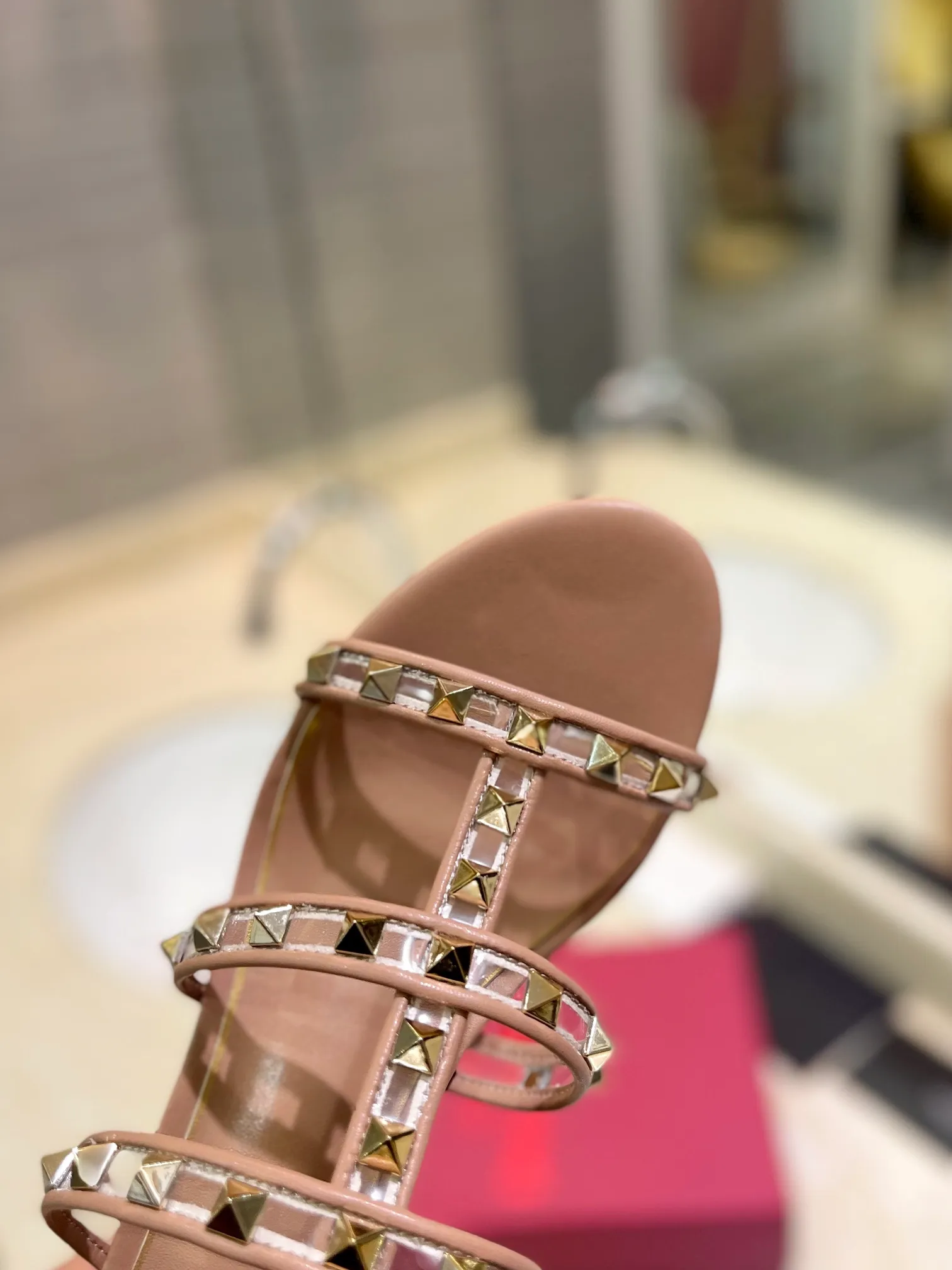 👟👟Ex-factory price 500👟👟 𝑉𝐴𝐿𝐸𝑁𝑇𝐼𝑁𝑂 Valentino ♡ͥ | ²º²⁴💫Purchasing agent level🔍Same color The classic king-shaped slippers with crystal heels are also so beautiful The particularly high-quality hardware brings out a full sense of high-end. After putting it on your feet, you will be stunned and look super slim! The new season lives up to expectations! Worth buying ★Imported cowhide is absolutely high-grade ❥Original method is absolutely sensual ❥Elegant style creates a different feeling🙈 Simple temperament style!  ♡ show bdetails ———————————— ⊿▸: Size｜35-40 (customized at 40.41.42) ⊿▸: Material｜Imported sheepskin + Pvc ⊿▸: Material | Padded sheepskin ⊿▸: Material | Italian🇮🇹 genuine leather outsole ⊿▸: Heel height｜6cm